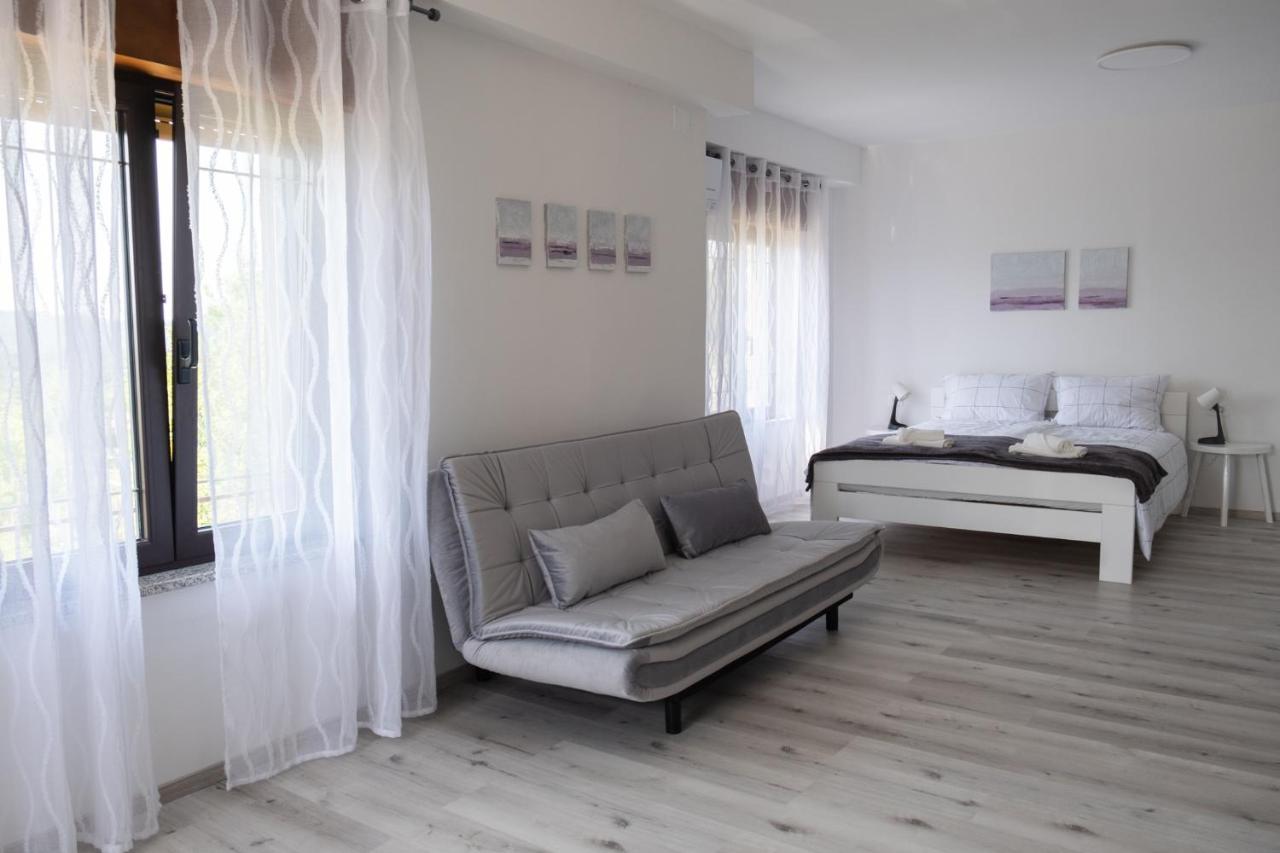 Apartma Oddih Dutovlje Eksteriør billede