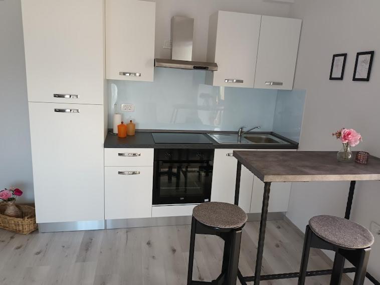 Apartma Oddih Dutovlje Eksteriør billede