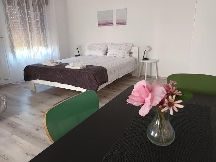 Apartma Oddih Dutovlje Eksteriør billede